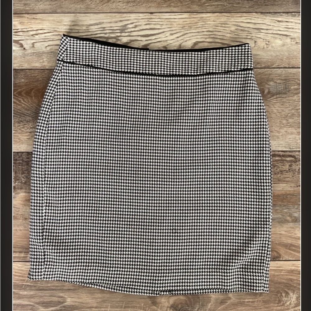 Banana Republic Factory Houndstooth Skirt – Size 8, Fully Lined